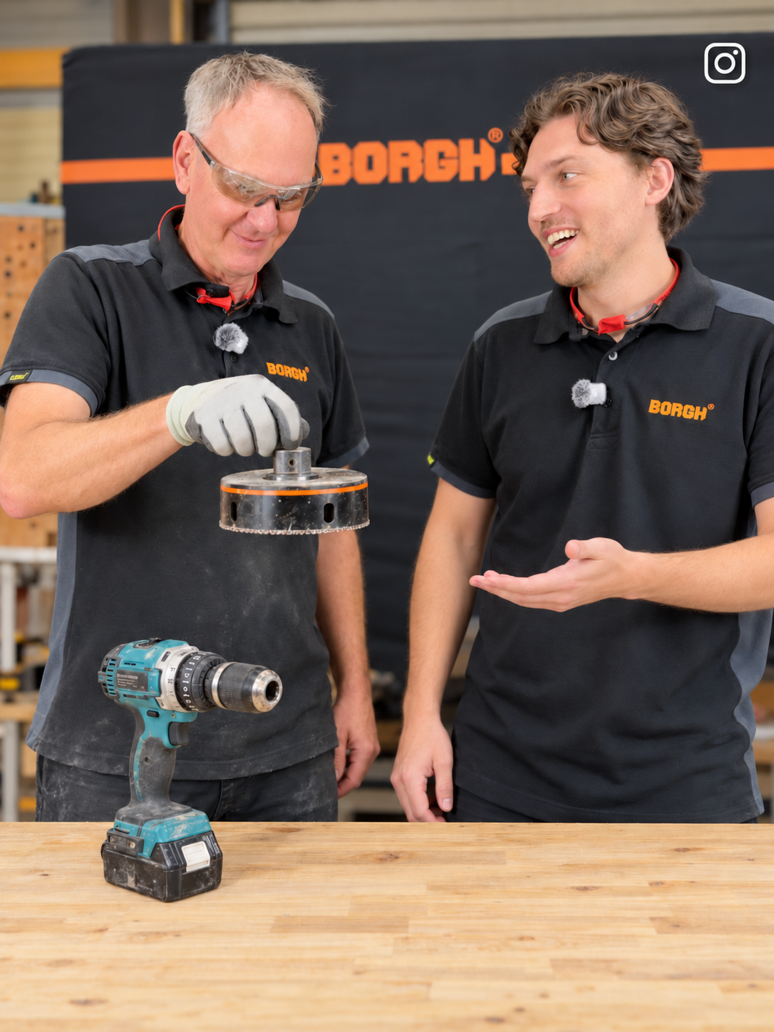 Twee medewerkers van Borgh met een gatzaag en een boormachine
